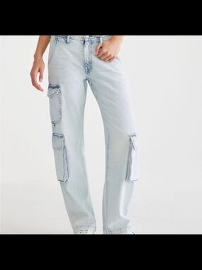 Light Wash Cargo Women’s Jeans - Casual Straight Leg size 8 never worn